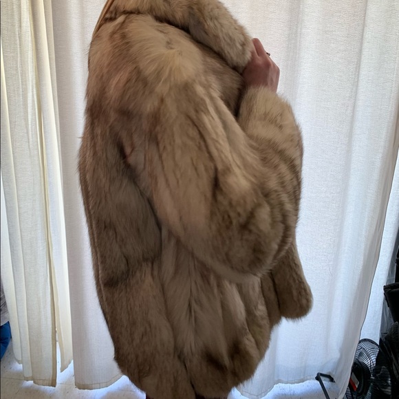 SAGA FOX FUR COAT - Picture 9 of 11